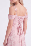 Robe longue de demoiselle d’honneur rose à épaules froides, fleur à la ligne en A plissée, en dentelle remontée dans le dos, avec une fente
