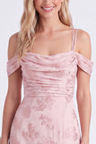 Robe longue de demoiselle d’honneur rose à épaules froides, fleur à la ligne en A plissée, en dentelle remontée dans le dos, avec une fente