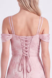Robe longue de demoiselle d’honneur rose à épaules froides, fleur à la ligne en A plissée, en dentelle remontée dans le dos, avec une fente