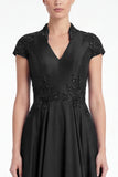 Robe noire en V à col en V à perles appliquées en A, robe de la mère de la mariée avec manches bonnets