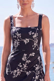Robe de cérémonie longue fourreau en floral à col carré, bleue avec fente
