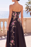 Robe longue de cérémonie sans bretelles avec broderie florale noire, ligne A avec fente latérale