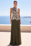 Robe de cérémonie longue olive à encolure dos-nu, fourreau plissée avec appliqués floraux 3D