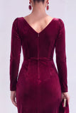 Robe de la mère de la mariée en velours moulant vert foncé à col en V à manches longues