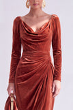 Robe de la mère de la mariée en velours moulant vert foncé à col en V à manches longues
