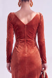 Robe de la mère de la mariée en velours moulant vert foncé à col en V à manches longues