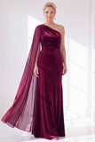 Robe bourgogne à épaule unique fourreau froissée de la mère de la mariée avec cape latérale