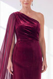 Robe bourgogne à épaule unique fourreau froissée de la mère de la mariée avec cape latérale