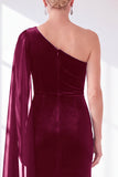Robe bourgogne à épaule unique fourreau froissée de la mère de la mariée avec cape latérale