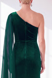 Robe bourgogne à épaule unique fourreau froissée de la mère de la mariée avec cape latérale
