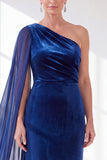 Robe bourgogne à épaule unique fourreau froissée de la mère de la mariée avec cape latérale