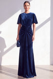 Robe de la mère de la mariée en velurs bleu foncé à fourreau froissé