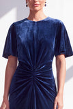 Robe de la mère de la mariée en velurs bleu foncé à fourreau froissé