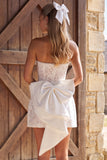 Courte robe de douche nuptiale en dentelle ivoire bretelles A-Line Pearls avec nœud de nupte