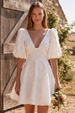 Robe courte de douche nuptiale ivoire à col en V à manches bouffantes jacquard