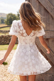 Robe courte de douche nuptiale à col en V à col en V fleuri appliquée en ligne A