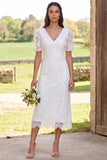 Robe douche nuptiale midi à manches courtes en dentelle ivoire à fourreau en V et fente dans le dos
