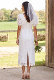 Robe douche nuptiale midi à manches courtes en dentelle ivoire à fourreau en V et fente dans le dos