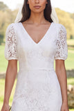 Robe douche nuptiale midi à manches courtes en dentelle ivoire à fourreau en V et fente dans le dos