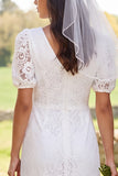 Robe douche nuptiale midi à manches courtes en dentelle ivoire à fourreau en V et fente dans le dos