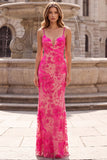 Robe de soirée longue fuchsia coupe sirène à fines bretelles, avec broderie florale et perles