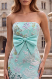 Robe de soirée longue vert menthe avec broderie florale, sans bretelles, coupe sirène et noeud en satin