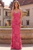 Robe de soirée longue fuchsia à fines bretelles, coupe sirène, à paillettes et à perles