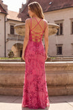 Robe de soirée longue fuchsia à fines bretelles, coupe sirène, à paillettes et à perles