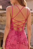 Robe de soirée longue fuchsia à fines bretelles, coupe sirène, à paillettes et à perles
