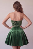 Robe de cocktail courte en velours vert foncé ligne A avec volants