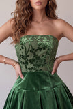 Robe de cocktail courte en velours vert foncé ligne A avec volants
