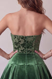 Robe de cocktail courte en velours vert foncé ligne A avec volants
