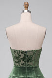 Robe de cocktail courte en velours vert foncé ligne A avec volants