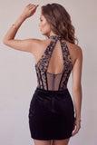 Robe de cocktail mini noire moulante en velours avec corset à col V profond et broderies