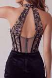 Robe de cocktail mini noire moulante en velours avec corset à col V profond et broderies