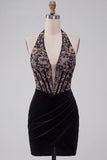 Robe de cocktail mini noire moulante en velours avec corset à col V profond et broderies
