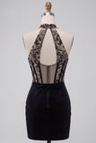 Robe de cocktail mini noire moulante en velours avec corset à col V profond et broderies