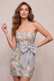 Gris clair moulante à paillettes et perles, robe de cocktail courte avec nœud