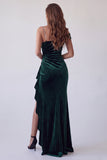 Robe formelle longue en forme de sirène vert foncé perlée à une épaule et froncée avec des strass