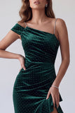 Robe formelle longue en forme de sirène vert foncé perlée à une épaule et froncée avec des strass