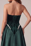 Robe de soirée longue en velous vert foncé perlée à bec perlée en velous de cheval
