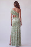 Robe longue formelle en velours froncé imprimée à motifs floraux poussiéreux avec une épaule et fente sur le côté