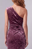Robe longue formelle longue en velurs mauve vintage à une épaule froissée et fendue