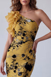 Robe longue formelle à fourreau jaune gingembre jaune avec une épaule et volants