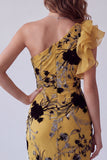 Robe longue formelle à fourreau jaune gingembre jaune avec une épaule et volants