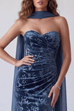 Robe longue sirène en velours marine sans bustier à fronçages avec écharpe au col