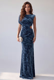 Tenue formelle longue bleu marine fourreau à encolure asymétrique, froncée avec découpes