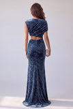 Tenue formelle longue bleu marine fourreau à encolure asymétrique, froncée avec découpes