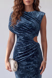 Tenue formelle longue bleu marine fourreau à encolure asymétrique, froncée avec découpes