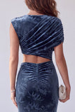 Tenue formelle longue bleu marine fourreau à encolure asymétrique, froncée avec découpes